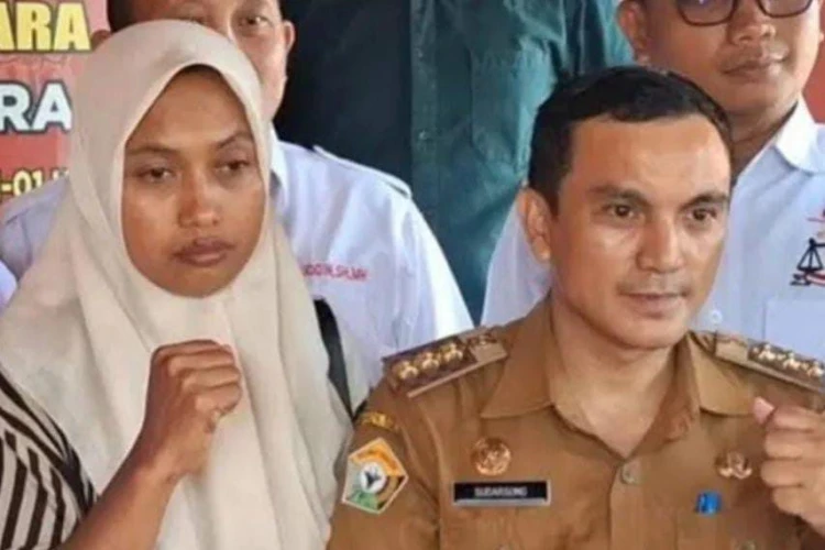 Bupati Konawe Selatan copot Camat Baito demi netralitas, usai kasus penganiayaan guru honorer jadi sorotan.