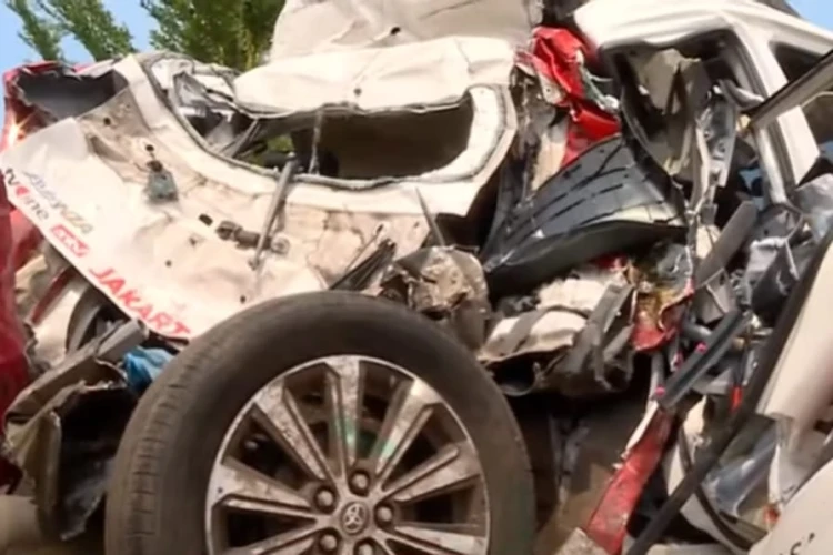 Tiga korban meninggal dalam kecelakaan maut di Tol Batang-Pemalang. Temukan informasi terbaru dan detail korban.