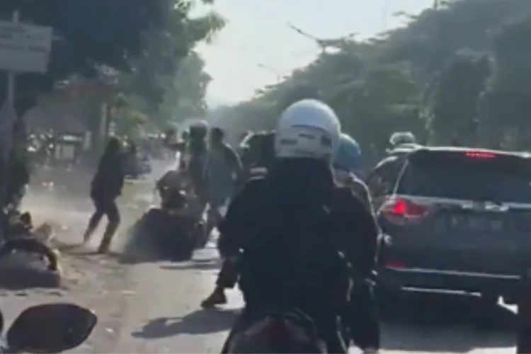 Tangkap layar video yang menampilkan aksi carok yang dilakukan dua pria di Gresik Jawa Timur