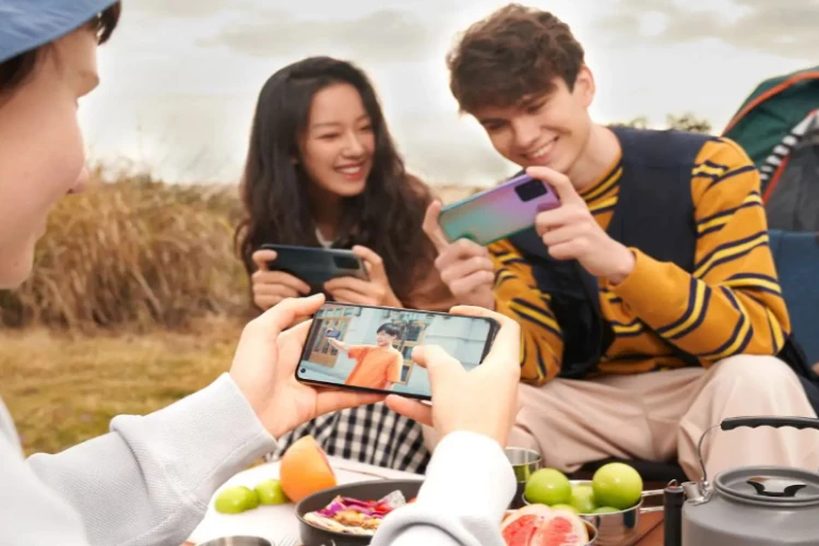 Ket. Foto: HP Oppo Reno5 F yang memiliki beberapa kekurangan (foto/website resmi Oppo)
