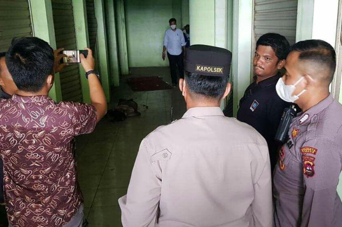 <p>Proses evakuasi mayat di Pasar Raya Kota Padang, Sumatera Barat oleh kepolisian setempat (Foto/Facebook/Kata Sumbar)</p>
