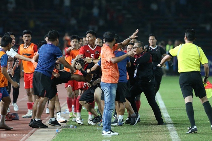 <p>Ket Foto: Foto kericuhan yang terjadi saat laga final Sea Games 2023 antara Indonesia vs Thailand (Foto/Twitter/@idextratime)</p>
