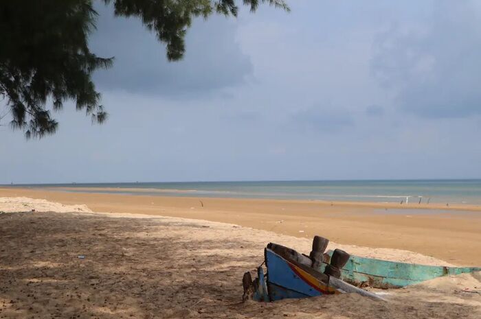 <p>Ket Foto: Pesona Pantai Lombang Jawa Timur (Foto/Instagram/@robiadewi)</p>
