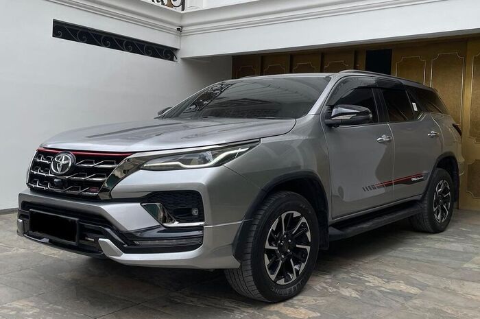 <p>Ket Foto: Foto Toyota Fortuner 2.4 VRZ A/T (Foto/Instagram/@almo_mobil)</p>
