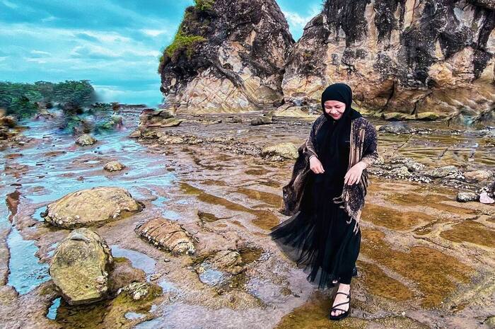 <p>Ket Foto: Pesona Pantai Tanjung Layar Lebak (Foto/Instagram/@rahmapurwitasari12)</p>