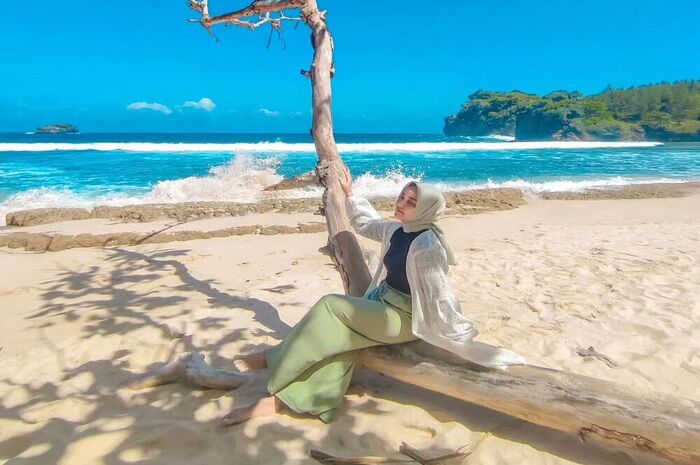 <p>Ket Foto: Pesona Pantai Peh Pulo Blitar (Foto/Instagram/@naeradesyaulia)</p>
