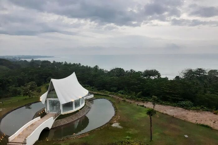 <p>Ket Foto: Pesona Pantai Anyer Serang (Foto/Instagram/@alabuaniy)</p>
