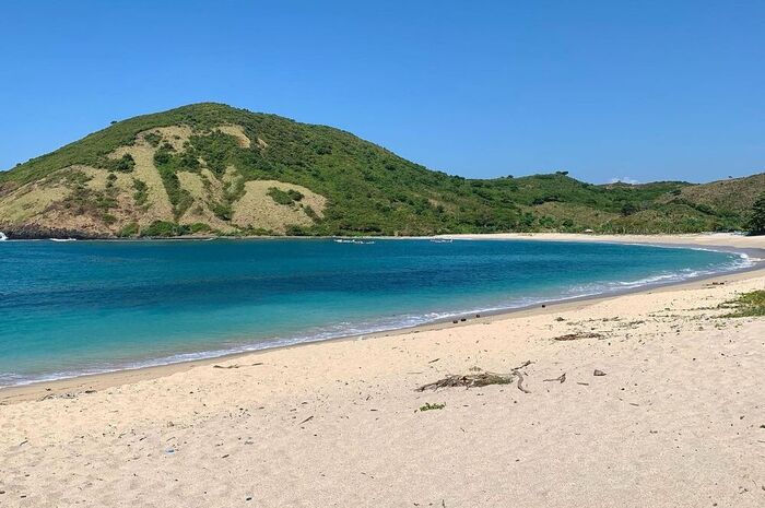 <p>Ket Foto: Pesona Pantai Mawun Lombok Tengah (Foto/Instagram/@ucokefendi)	</p>