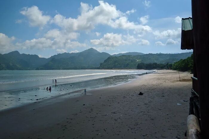 <p>Ket Foto: Pesona Pantai Sidem Jawa Timur (Foto/Instagram/@m.alvns)</p>
