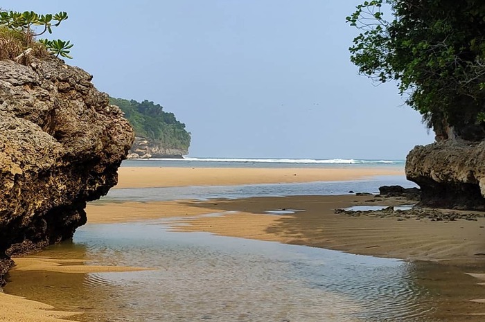 <p>Ket Foto: Foto pesona Pantai Clungup Malang Jawa Timur (Foto/Instagram/@muhammad_nurwahyudii)</p>
