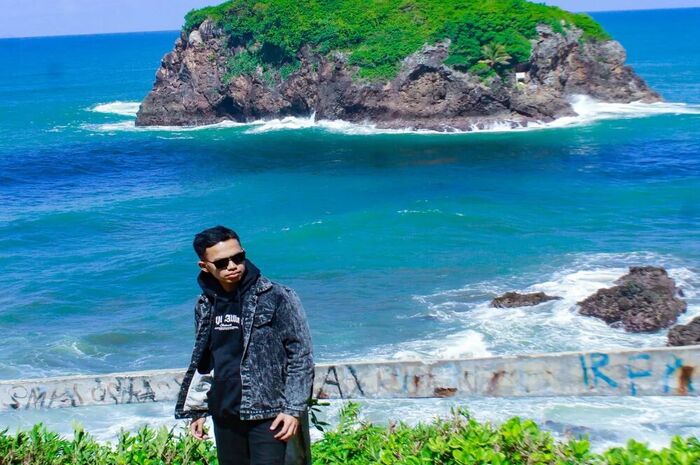 <p>Ket Foto: Pesona Pantai Karang Tawulan Tasikmalaya (Foto/Instagram/@agustaslim_08)</p>
