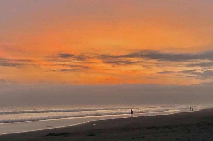 <p>Ket Foto: Pesona Pantai Paseban Jawa Timur (Foto/Instagram/@della.tuw)</p>
