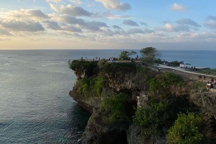 <p>Ket Foto: Pesona Pantai Balangan Bali (Foto/Instagram/@bayuadittt)</p>
