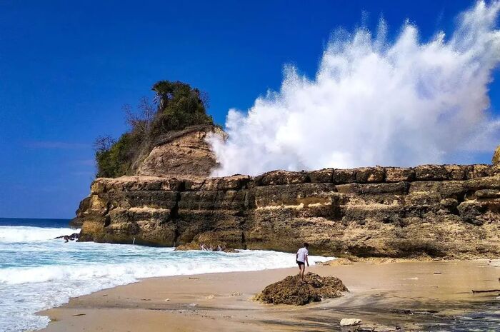 <p>Ket Foto: Pesona Pantai Pathok Gebang Jawa Timur (Foto/Instagram/@sparking_tulungagung)</p>
