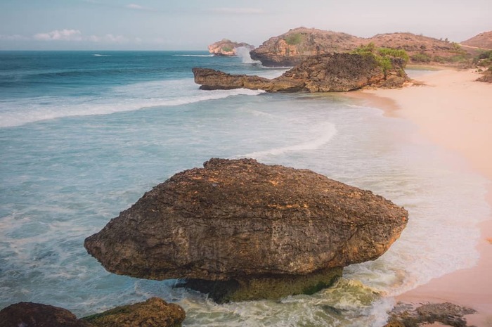 <p>Ket Foto: Pesona Pantai Denombo Jawa Timur (Foto/Instagram/@ruqismailfaruqi)	</p>

