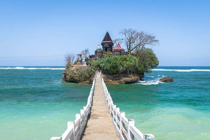 <p>Ket Foto: Pesona Pantai Balekambang Malang (Foto/Instagram/@pantaibalekambang.id)</p>
