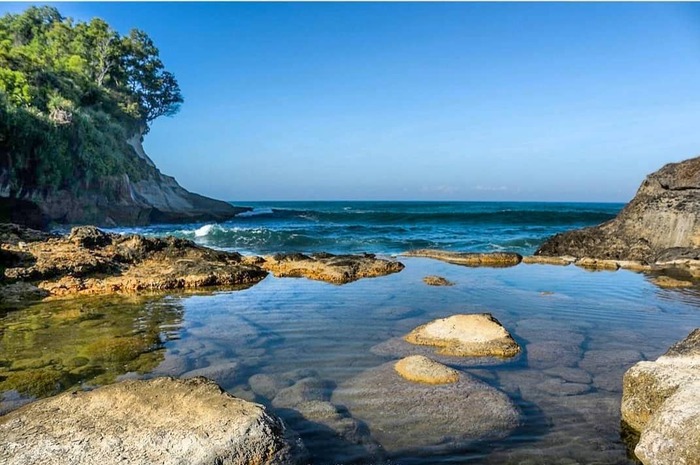 <p>Ket Foto: Pesona Pantai Ngandul Jawa Timur (Foto/Instagram/@whiempy)</p>
