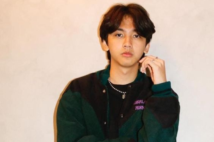 <p>Ket Foto: Ari Irham Mengalami Kejadian Mistis di Lokasi Syuting (Foto/Pinterest @cintoya)</p>

