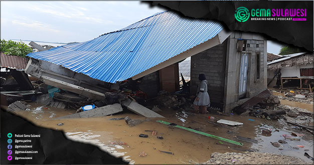 <p>Ket Foto: Seorang warga sedang membersihkan lumpur di rumahnya akibat banjir bandang (Foto/Dokumentasi gemasulawesi)</p>
