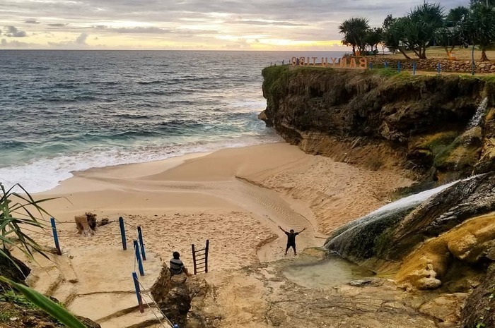 <p>Ket Foto: Foto pesona Pantai Banyu Tibo Pacitan Jawa Timur (Foto/Instagram/@pantaibanyutibopacitan)</p>
