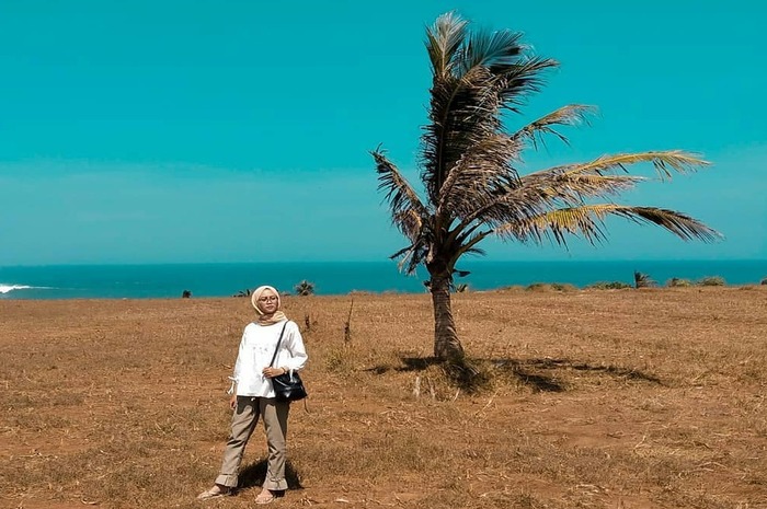 <p>Ket Foto: Pesona Pantai Cicalobak Garut (Foto/Instagram/@penikmat.garut)</p>
