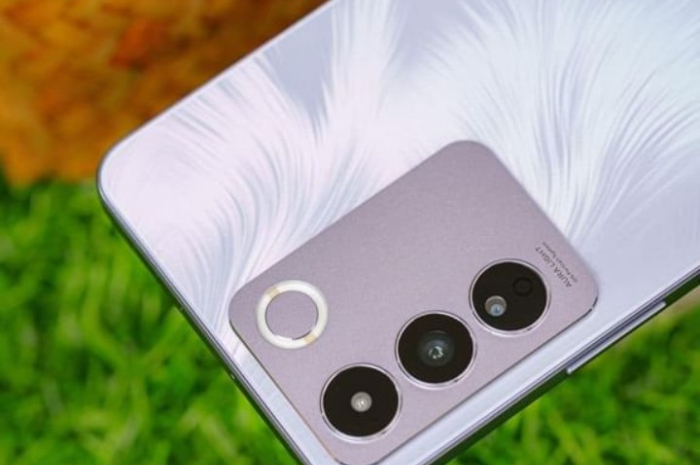 <p>Ket. Foto: HP Vivo V27E yang Memiliki Sejumlah Peningkatan dan Keunggulan (Foto/Instagram/@_sreyhong_)</p>
