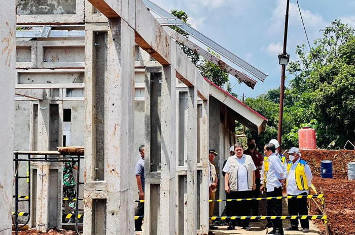 <p>Ket Foto: Desa Sirnagalih, Kecamatan Cilaku, Kabupaten Cianjur, hari ini. Desa ini jadi salah satu lokasi yang jadi tempat relokasi bagi warga terdampak gempa Cianjur. (Foto/Facebook Presiden Joko Widodo)</p>
