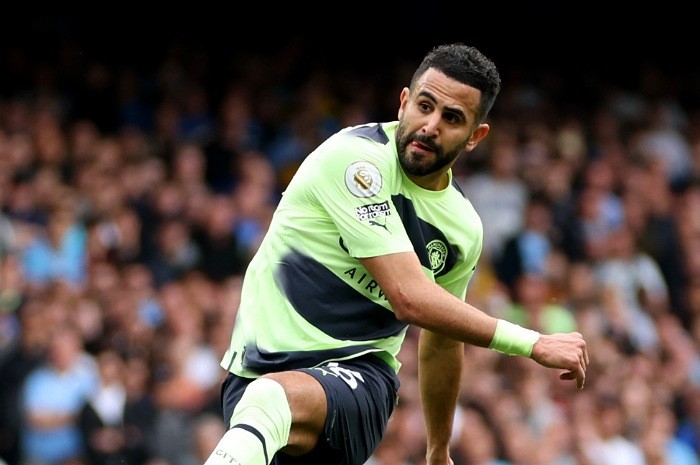 <p>Ket Foto: Foto pemain Manchester City, Riyad Mahrez sedang memberi umpan di lapangan (Foto/Twitter/Premier League)</p>
