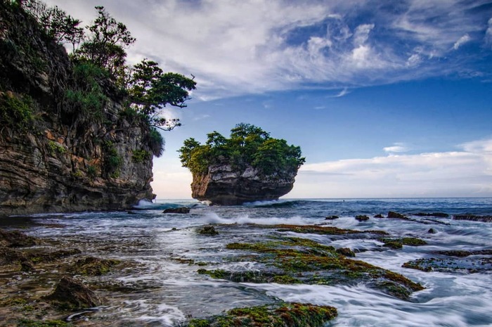 <p>Ket Foto: Pesona Pantai Karang Bokor Lebak (Foto/Instagram/@hdyuda)	</p>
