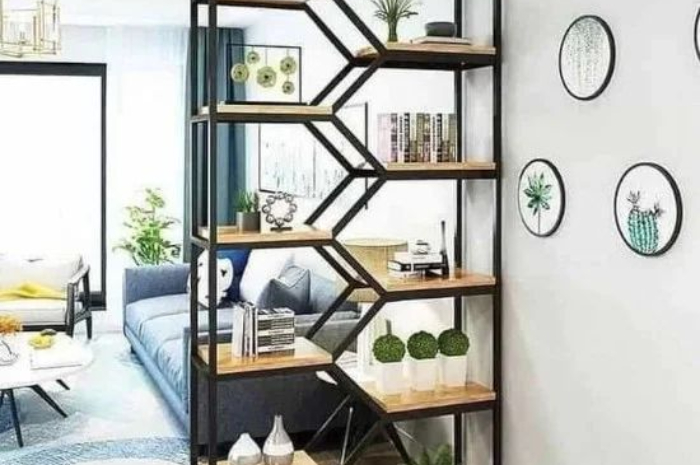 Ket Foto: Desain Ruang Tamu dengan Aksen Rak Besi (Foto/Pinterest @modelrumahminimalisterbaru)