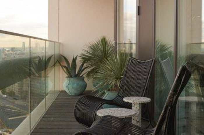 Ket Foto: Contoh Balkon Minimalis yang Menggunakan Material Kaca (Foto/Pinterest @hunker)