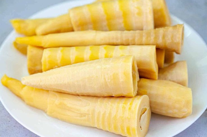 Ket. Foto: Rebung di atas piring putih (Foto/Pinterest @ohmyfoodrecipes.com)