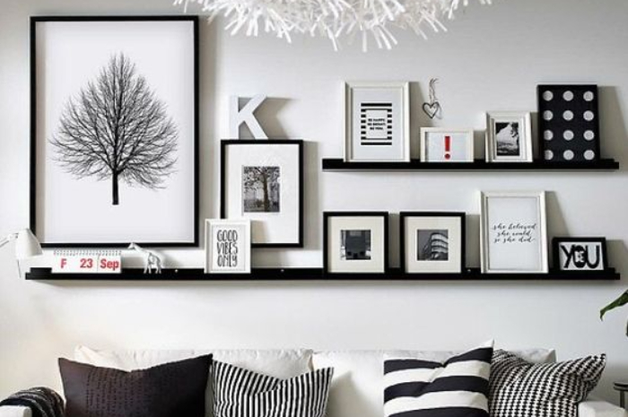 Ket Foto: Contoh Desain Ruang Tamu dengan Kolase Foto dan Rak Dinding (Foto/Pinterest @amypub)