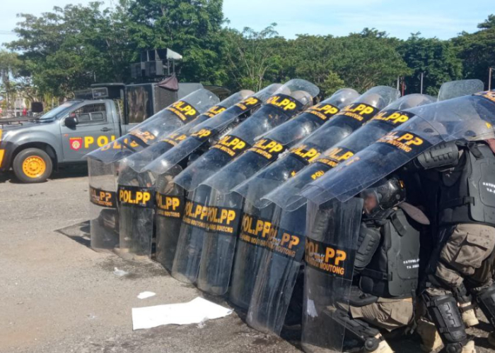 Ket. Foto: Satpol PP Parigi Moutong Menggelar Simulasi Hari Ini untuk Persiapan Pemilu dan Pilkada 2024 (Foto/gemasulawesi/Muhammad Rifai)