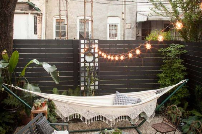 Ket Foto: Teras Rumah Minimalis dengan Hammock atau Ayunan Gantung yang Dipakai untuk Bersantai (Foto/Pinterest @onekindesign)