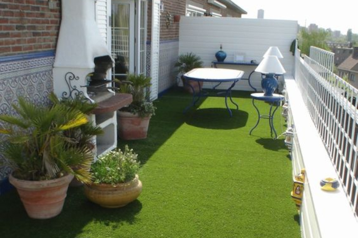 Ket Foto: Balkon yang Menggunakan Rumput Sintetis (Foto/Pinterest @Teppich-Experte)