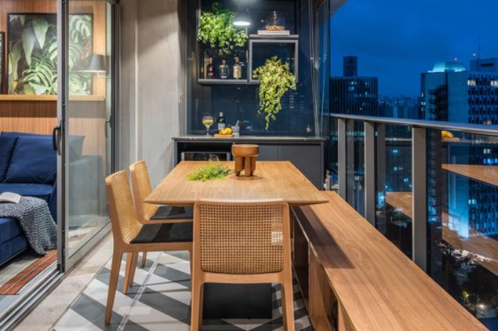Ket Foto: Balkon Sebagai Ruang Makan Keluarga (Foto/Pinterest @Crochetideas)
