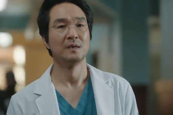 <p>Kim Sa Bu Rela Kehilangan Jabatannya Demi Mendapatkan Persediaan Medis Berkualitas, Sinopsis Drakor Dr Romantic 3 Episode 10 (Foto/Twitter/@sunshineminjae_)</p>
