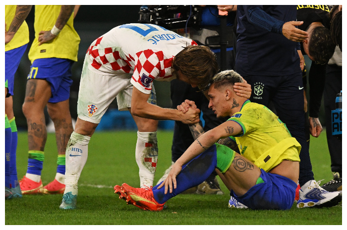 <p>Ket. Foto: Ekspresi kesedihan para pemain Brasil usai dipastikan tersingkir dari Piala Dunia 2022 (Twitter/@HNS_CFF)</p>