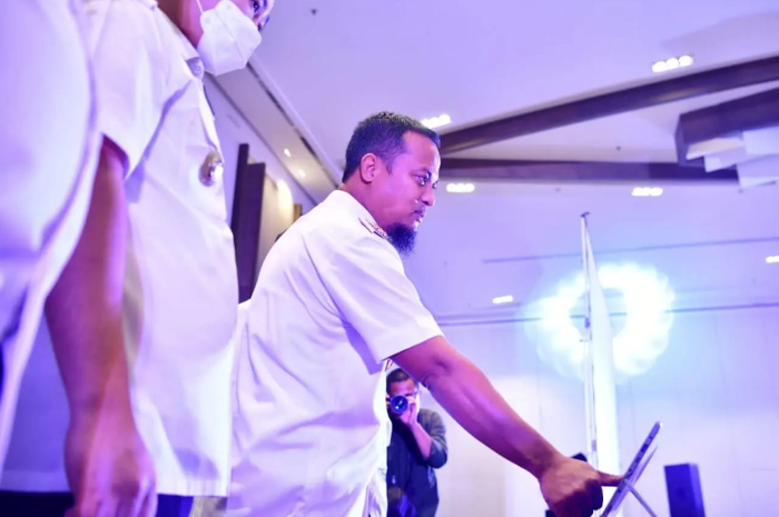 <p>Ket Foto: Gubernur Sulawesi Selatan Andi Sudirman Sulaiman (Foto/Facebook Andi Sudirman Sulaiman)</p>
