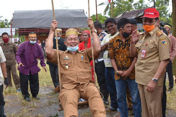 <p>(Foto: Gubernur Sulawesi Tengah hadiri acara Adat Mappadendang Panen Padi Raya di Desa Kasimbar Parigi Moutong, Senin 30 Desember 2020, GemasulawesiFoto) </p>
