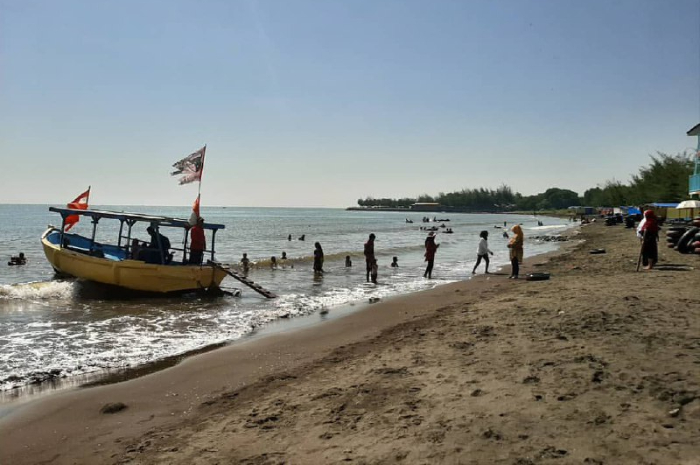 <p>Ket foto: Intip keseruan aktivitas di Pantai Cahaya Kendal, jangan ketinggalan untuk menonton pertunjukan lumba-lumba (Foto/Instagram/disporaparjateng)</p>
