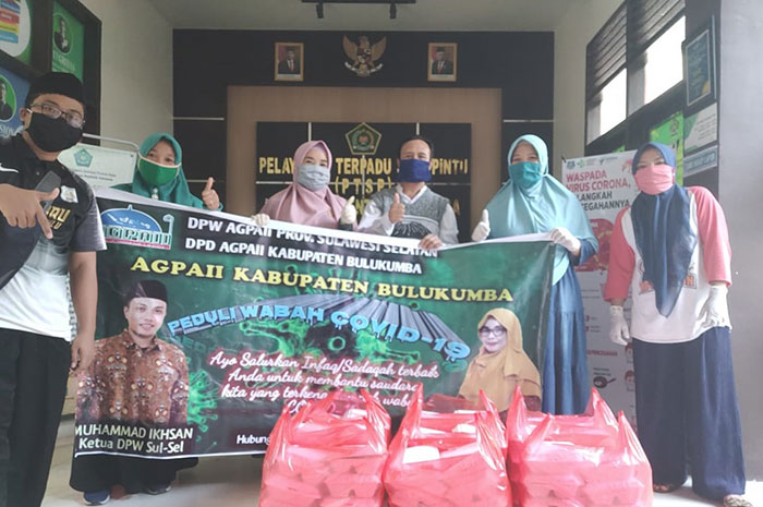 <p>Aksi AGPAII Bulukumba bagi paket sembako.</p>
