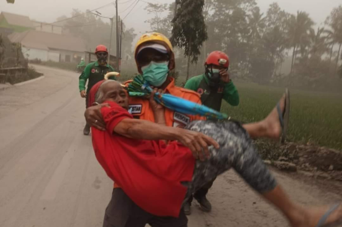 <p>Ket Foto: Proses evakuasi warga akibat erupsi Gunung Semeru (Foto/ Facebook Weleri Neni Ra)</p>
