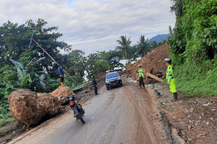 <p>Ket Foto: Akses jalur Trans Sulawesi Majene di Sendana (Foto/Facebook Polsek Sendana)</p>