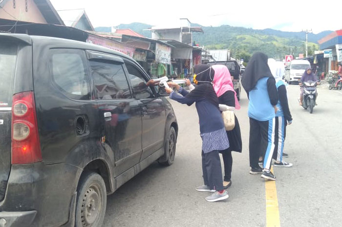 <p>(Foto: Aksi Siswa Smansa Parigi Utara Peringati Hari Aids Sedunia. Kegiatan dilaksanakan di seputaran jalan di Parigi Utara, Selasa 1 Desember 2020. GemasulawesiFoto, Taufan) </p>
