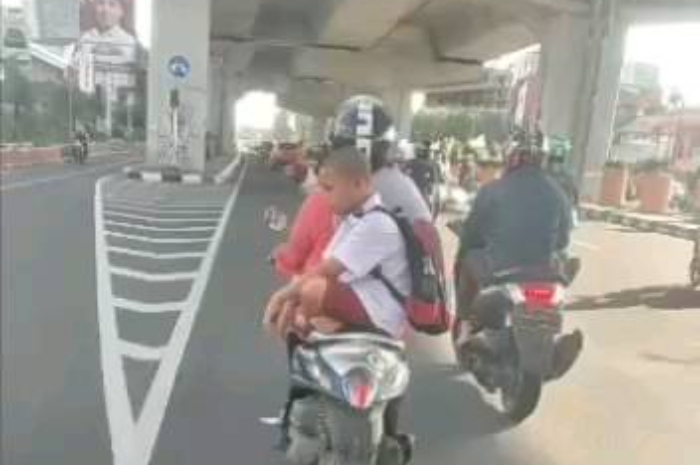 <p>Ket Foto: aksi bocah laki-laki di Makassar lakukan aksi berbahaya (Foto/Instagram/@lambeturahmakassar)</p>
