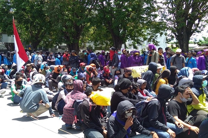 <p>Foto: Mahasiswa Demo Penolakan Omnibus Law di Kota Palu, Kamis 8 oktober 2020, GemasulawesiFoto/Rahmi)</p>
