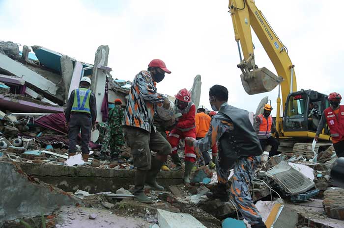 <p>Foto: Aksi PMI Sulawesi Tengah Bantu Evakuasi Pasca Gempa Majene M 6,2.</p>
