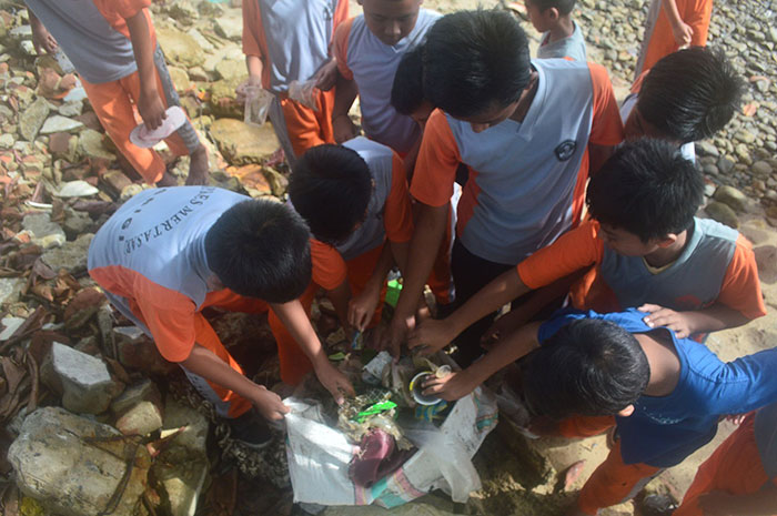 <p>Foto: Aksi tanam mangrove dan bersih pantai SD Mertasari Parigi Moutong, Sulteng.</p>
